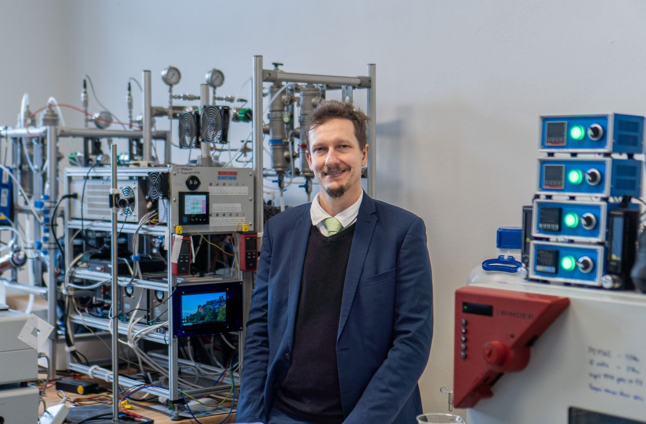 Zelený vodík: Výzkumný tým z VŠCHT hledá způsob, jak vracet drahé materiály z elektrolyzérů zpět do oběhu
