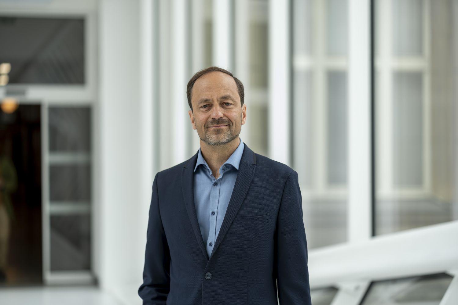 Koroze rozhoduje o životnosti materiálu i bezpečnosti. Nově jmenovaný profesor Tomáš Prošek vysvětluje proč
