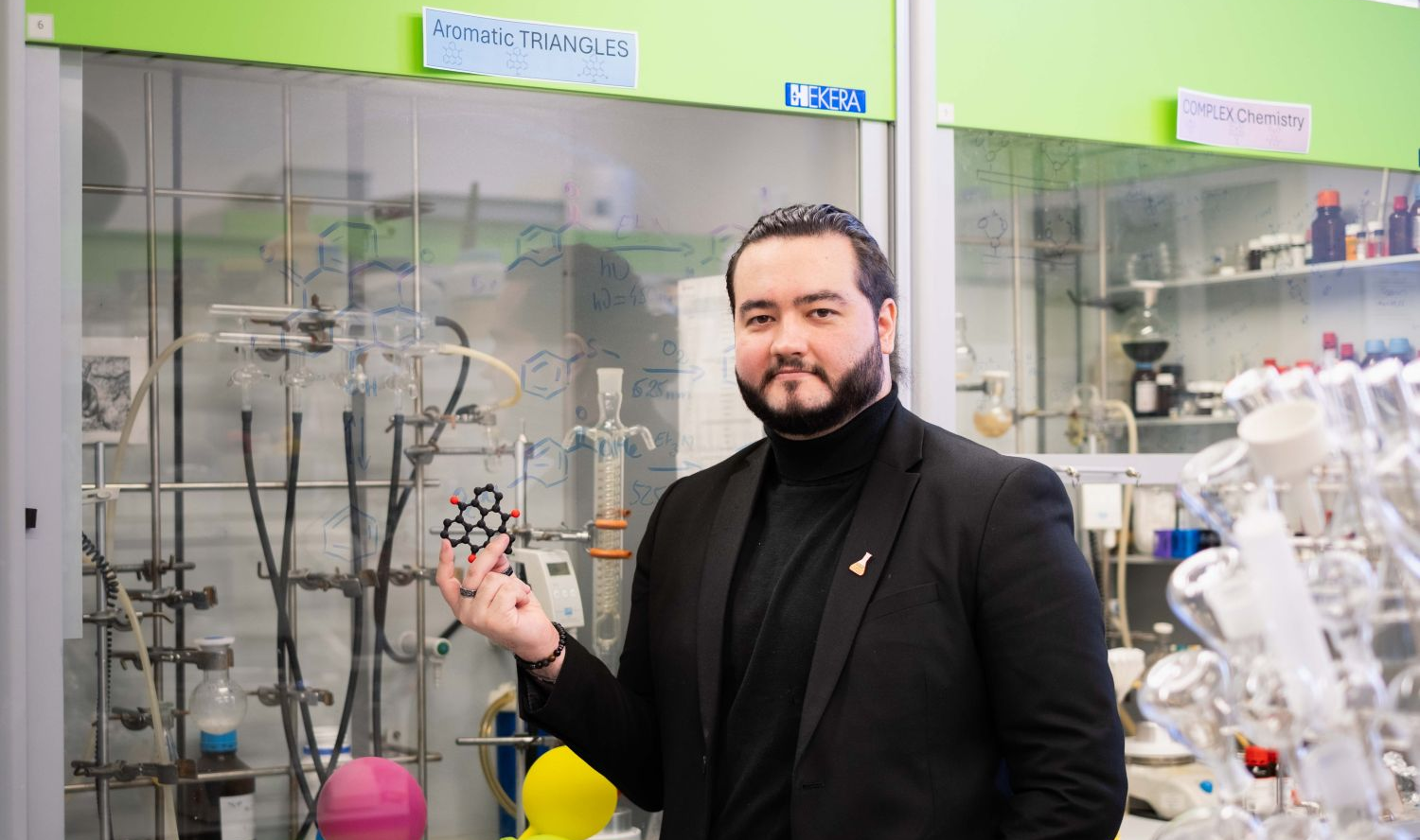 Jedna nádoba, tři barvy světla a tři chemické reakce: Výzkum z VŠCHT na titulní straně časopisu Catalysis Science & Technology