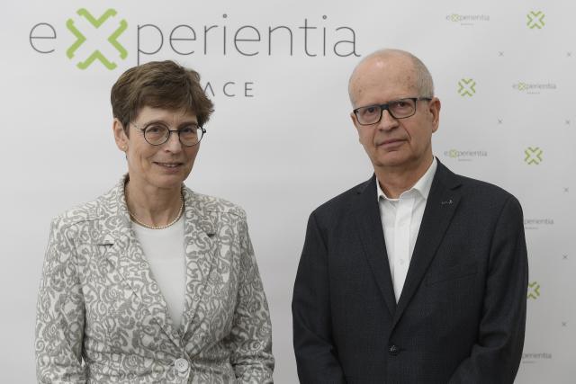 Stříbrná pamětní medaile předsedy Senátu pro manžele Dvořákovy