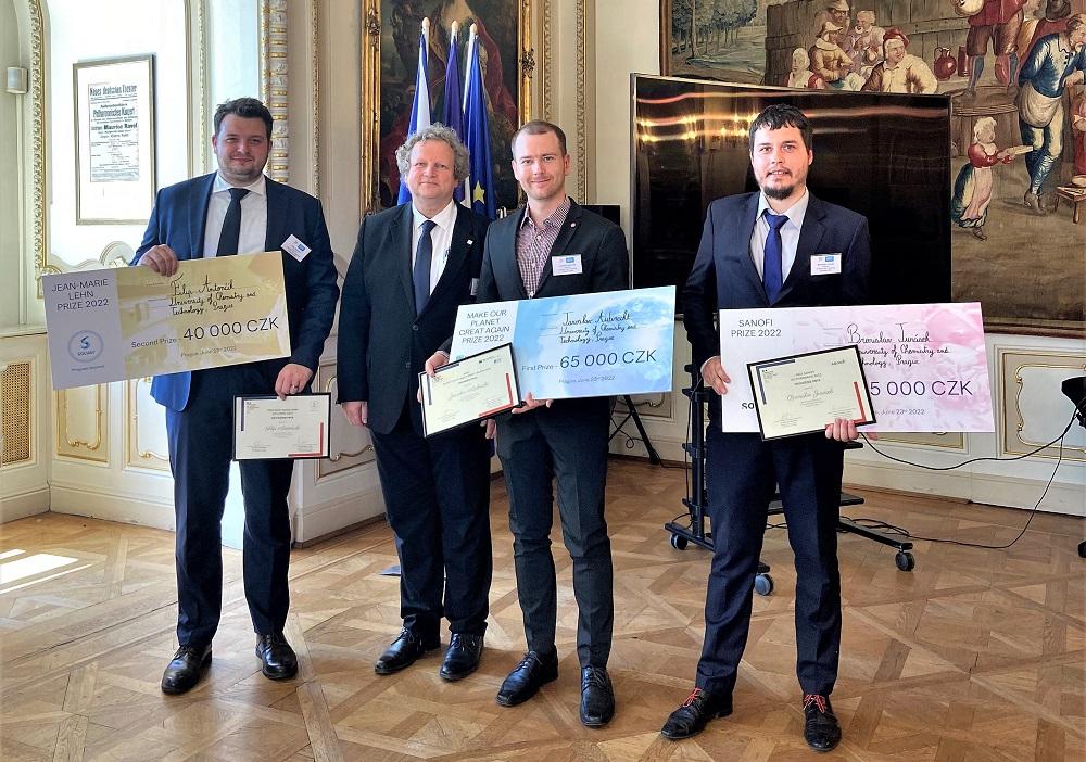 Vědci z VŠCHT získali hned 3 ceny Francouzského velvyslanectví v ČR