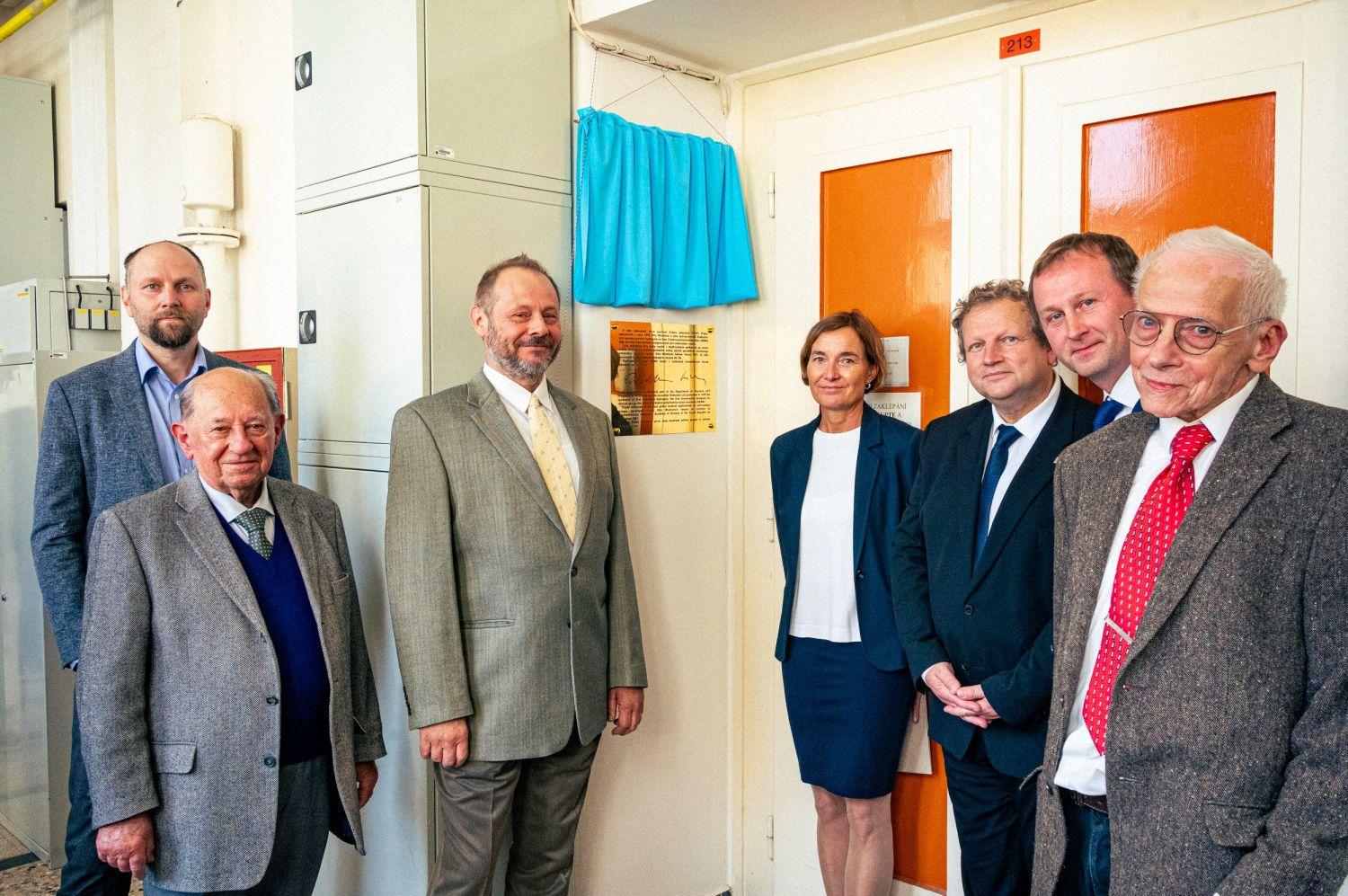 Pamětní deska u Laboratoře hydrogelů