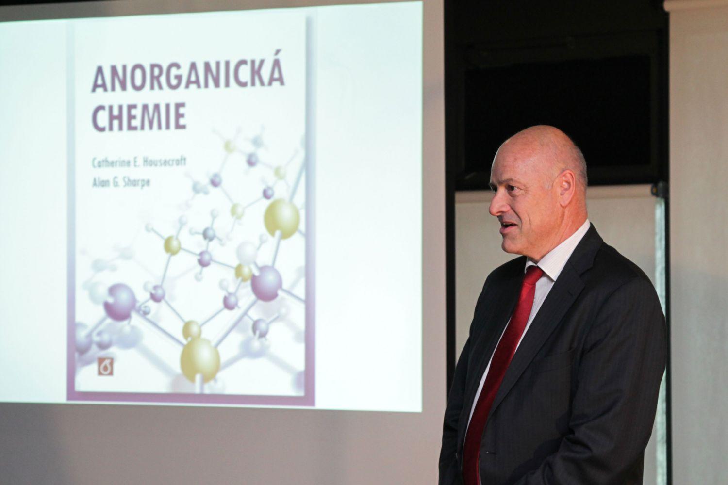 Pokřtěn český překlad Anorganické chemie