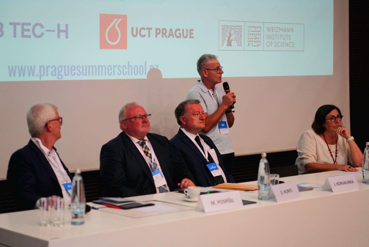 V Praze začíná jubilejní 10. ročník prestižní letní školy zaměřené na vývoj nových léků