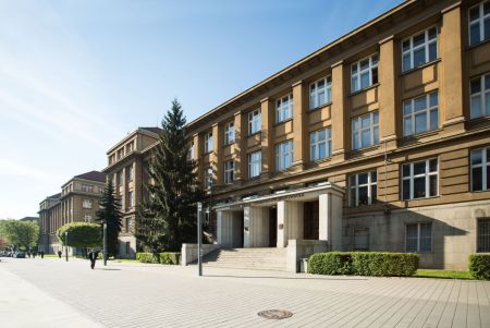 2014_04_11__Budova_A__Fotoarchiv_VSCHT__2014_Budova A_Budovy interiery a exteriery_exteriery_vchod_zdalky__Fotobanka__0003