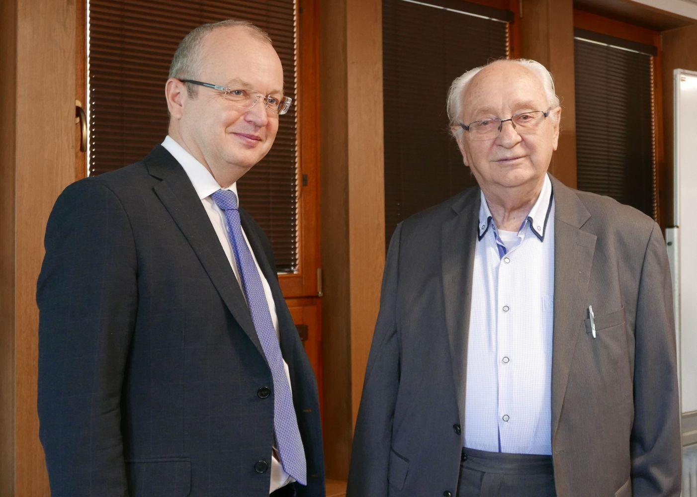 Profesor Pašek a náměstek Muřický při pří předání medaile 2jpg